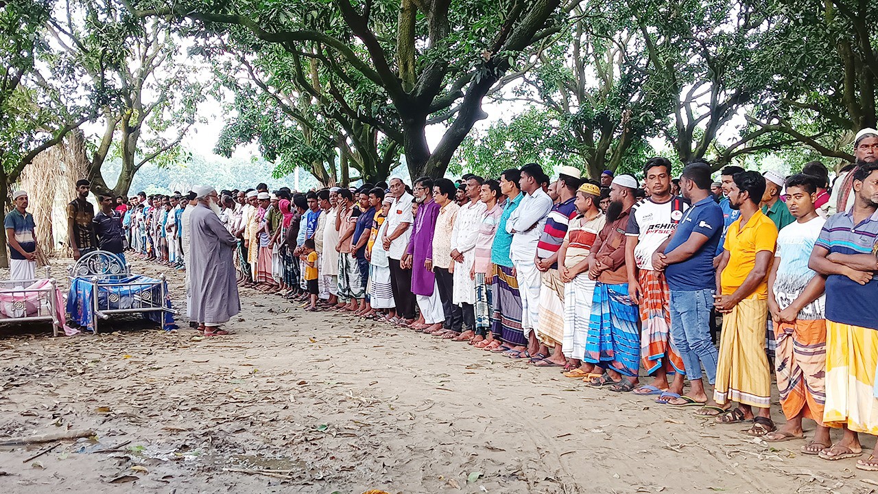 রাজশাহীতে একই পরিবারের নিহত ৪ সদস্যের দাফন সম্পন্ন